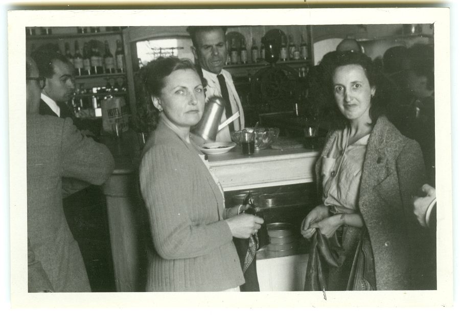 Rosario Isasa y Clarisa Millán tomando café en la barra de un bar de Garrucha
