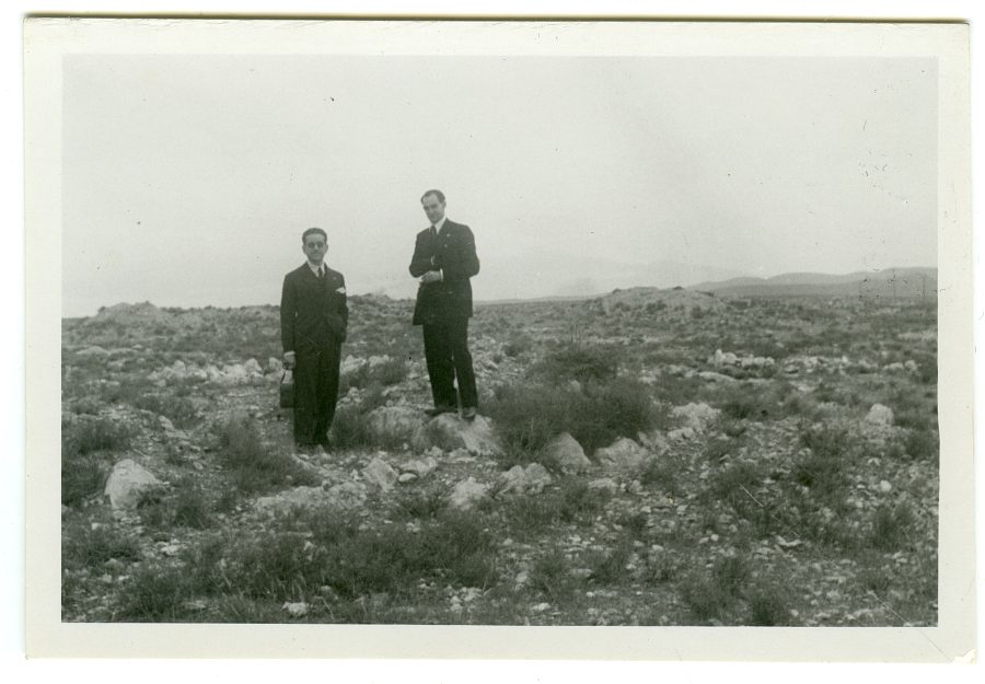 Augusto Fernández de Avilés y José Antonio Sopranis Salto posan sobre un túmulo desaparecido en el yacimiento arqueológico de Los Millares, Gádor