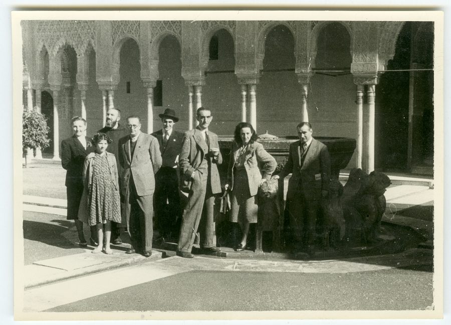 Un grupo de congresistas posando junto a la fuente del patio de los Leones de la Alhambra