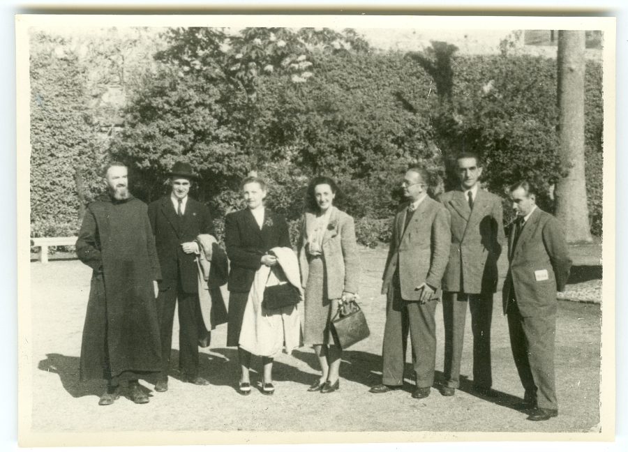 Un grupo de congresistas posando en los jardines de la Alhambra