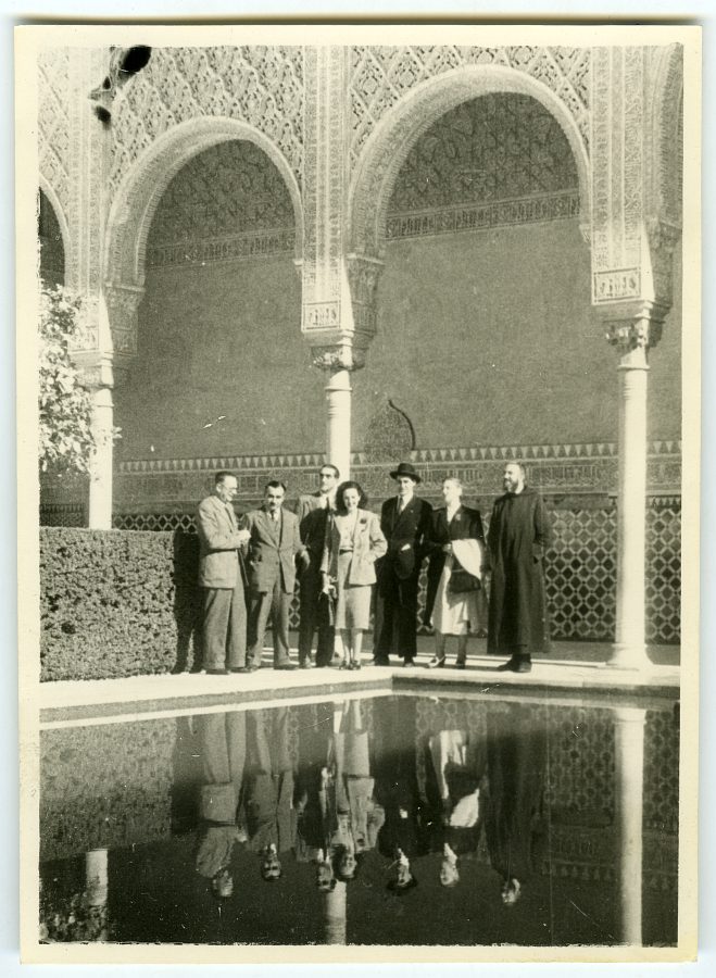 Un grupo de congresistas posando en el patio de los Arrayanes de la Alhambra