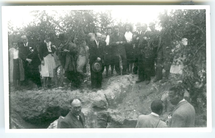 Un grupo de congresistas visitando el sitio del hallazgo del tesorillo de orfebrería de Elche