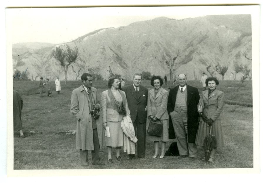 Un grupo de congresistas posando en el yacimiento de la ciudad etrusca de Misa, en Marzabotto