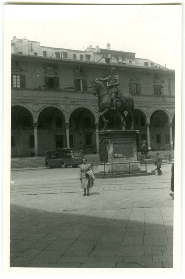Rosario Isasa en la plaza de la Santísima Annunziata de Florencia
