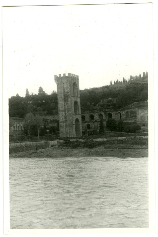 Vista de la puerta o torre de San Niccolò, desde el río Arno, en Florencia