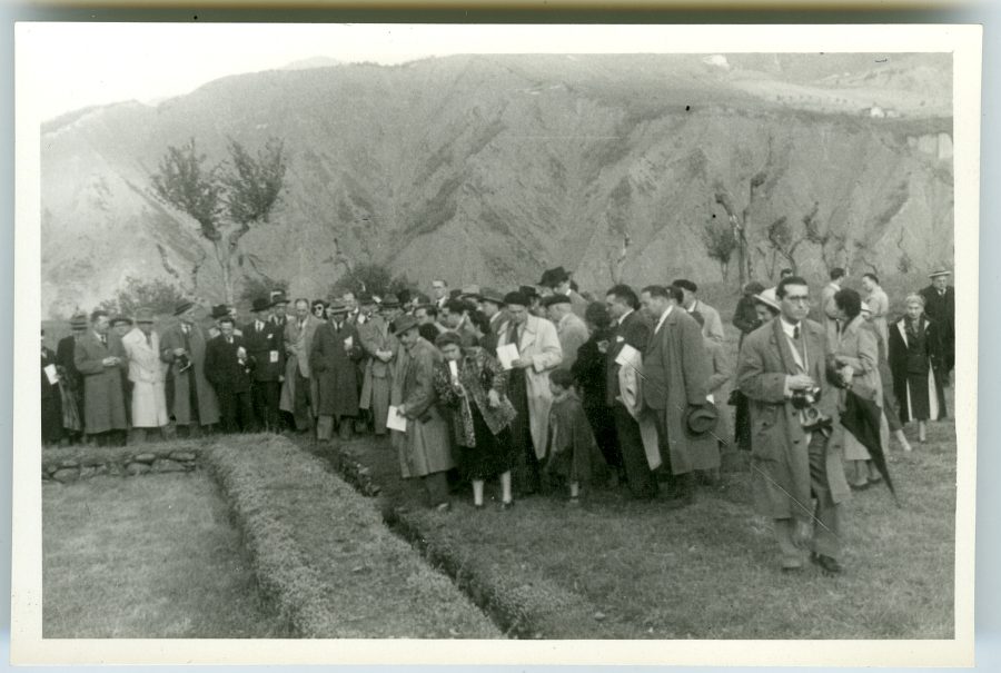 Un grupo de congresistas visitando el yacimiento de la ciudad etrusca de Misa, en Marzabotto