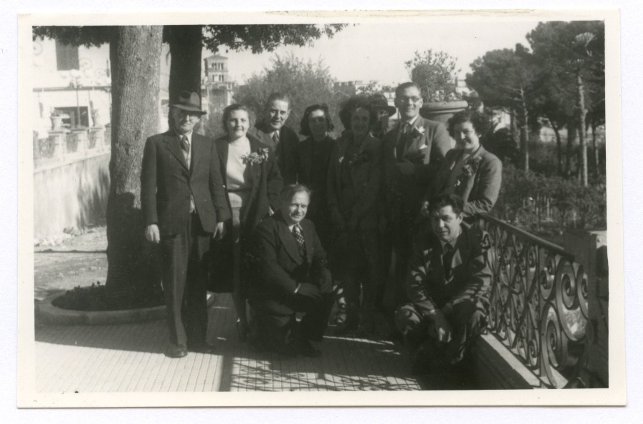 Retrato de un grupo de congresistas durante la visita a una ciudad italiana no identificada