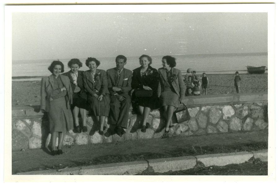 Retrato de un grupo de mujeres frente a una playa italiana no identificada