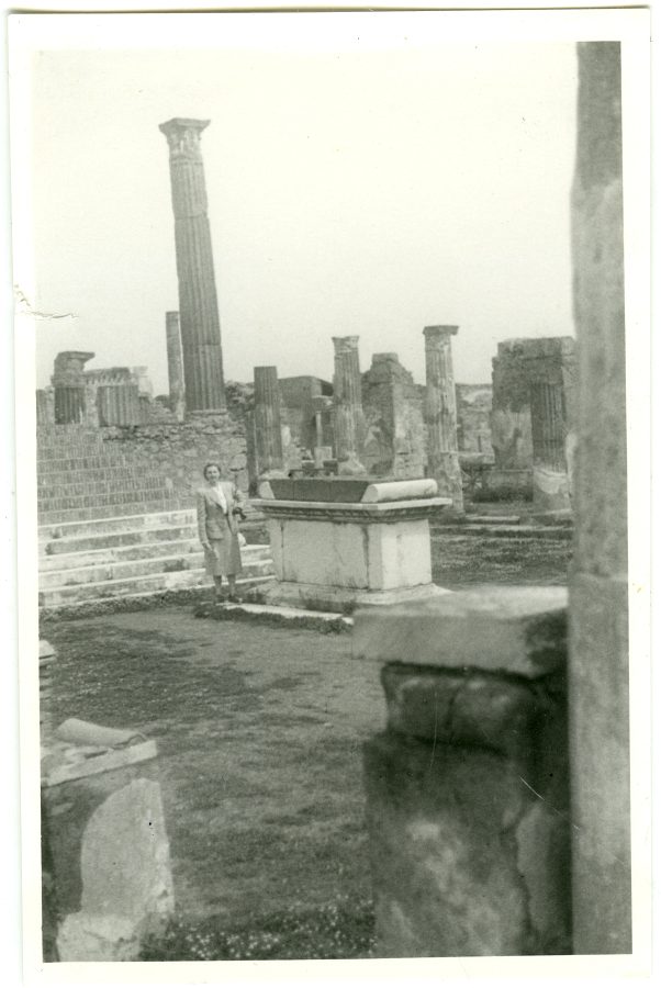 Rosario Isasa posando frente a las ruinas del templo de Júpiter de Pompeya
