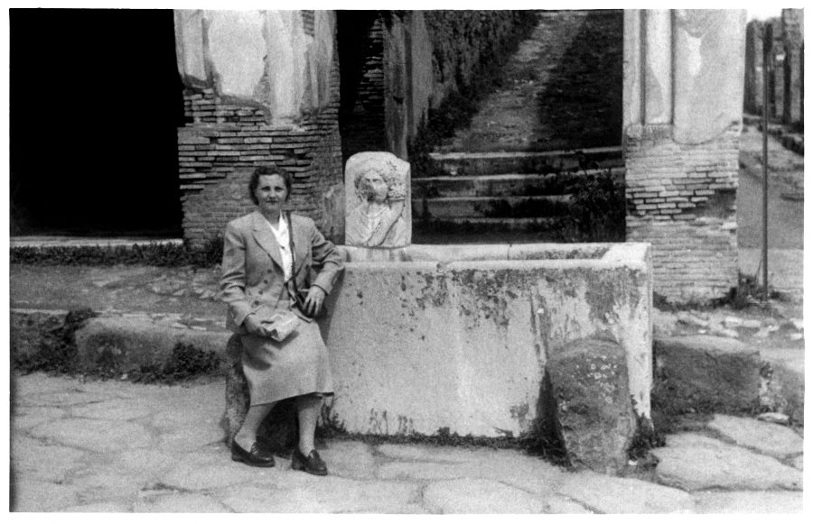 Rosario Isasa posando junto a una fuente en la calle de los Teatros de Pompeya