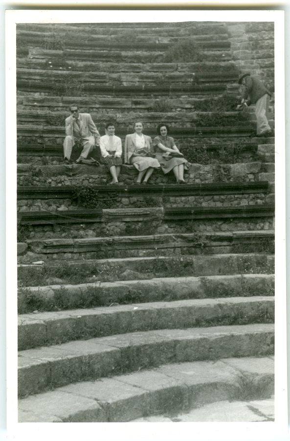 Rosario Isasa y varios acompañantes sentados en las gradas del Teatro Grande de Pompeya