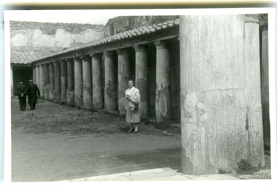 Rosario Isasa posando frente a una galería porticada en Pompeya