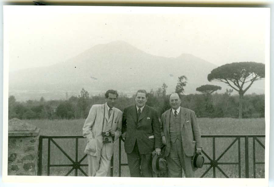 Retrato de tres hombres en Pompeya con el monte Vesubio al fondo
