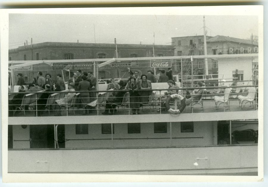 Retrato de un grupo de congresistas durante una excursión en barco