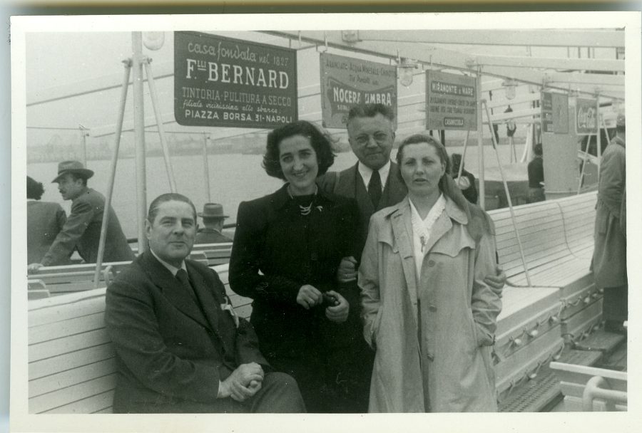 Pere Bosch Gimpera, Clarisa Millán y Rosario Isasa en un barco con otro congresista