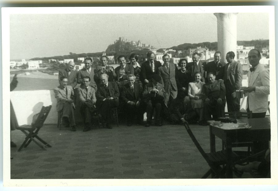 Retrato de un grupo de congresistas en Nápoles con la isla de Ischia al fondo