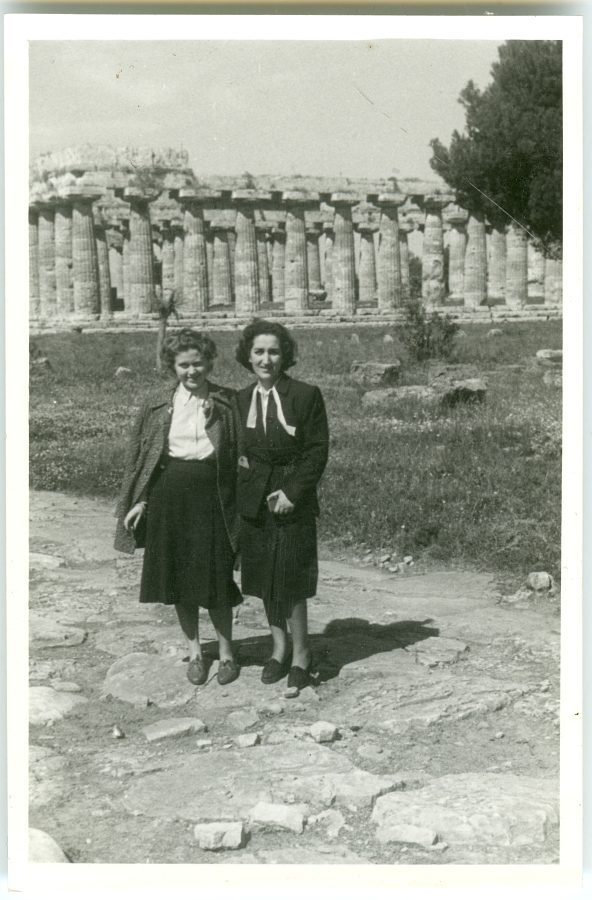 Retrato de dos mujeres frente al templo de Hera en Paestum