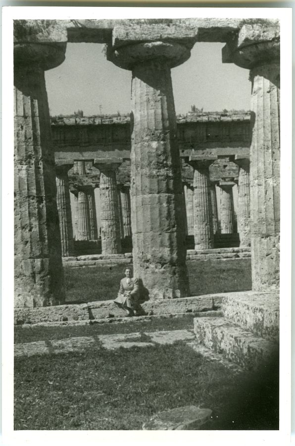 Rosario Isasa posando junto a una columna de un templo en Paestum