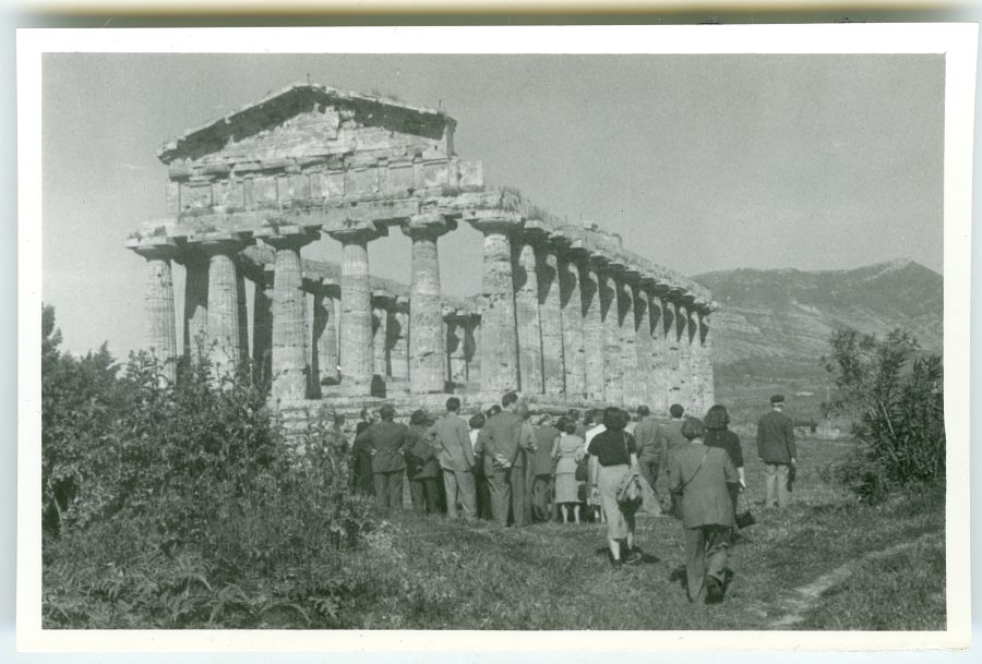 Un grupo de congresistas contemplando el templo de Ceres en Paestum