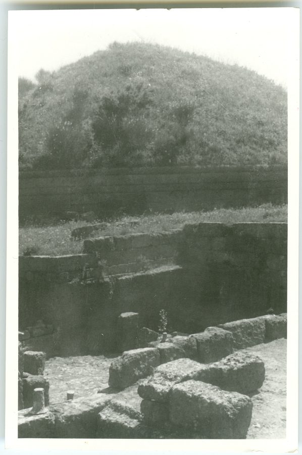 Vista de unas ruinas y un túmulo en la necrópolis etrusca de Cerveteri