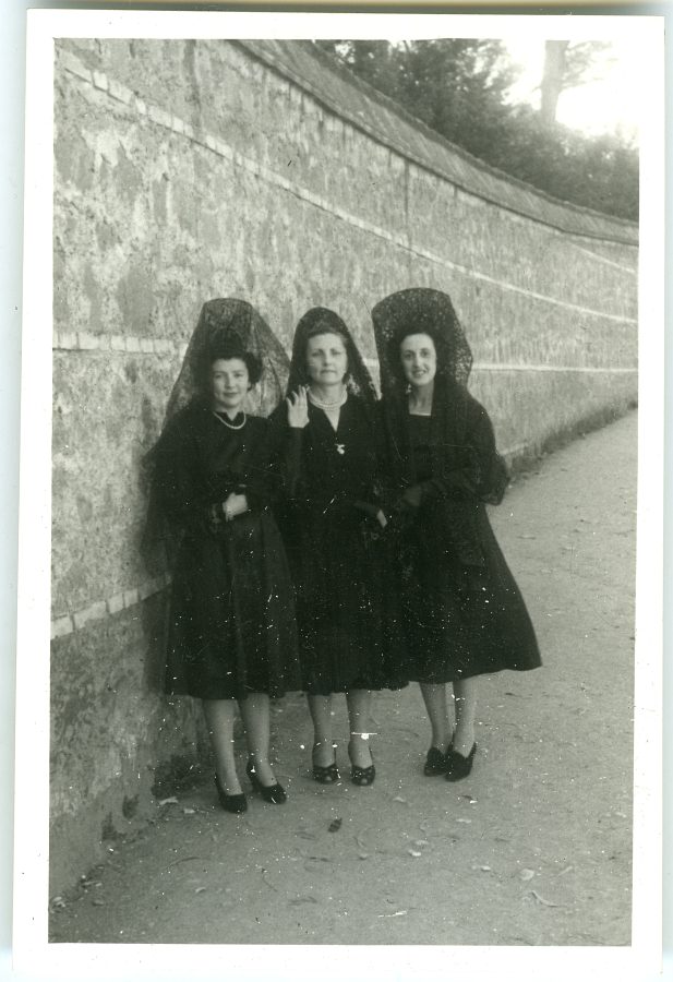 Retrato de una mujer desconocida, Rosario Isasa y Clarisa Millán vestidas con teja y mantilla