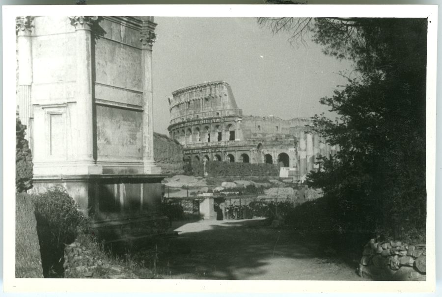 Vista del Coliseo Romano desde un lateral del Arco de Tito