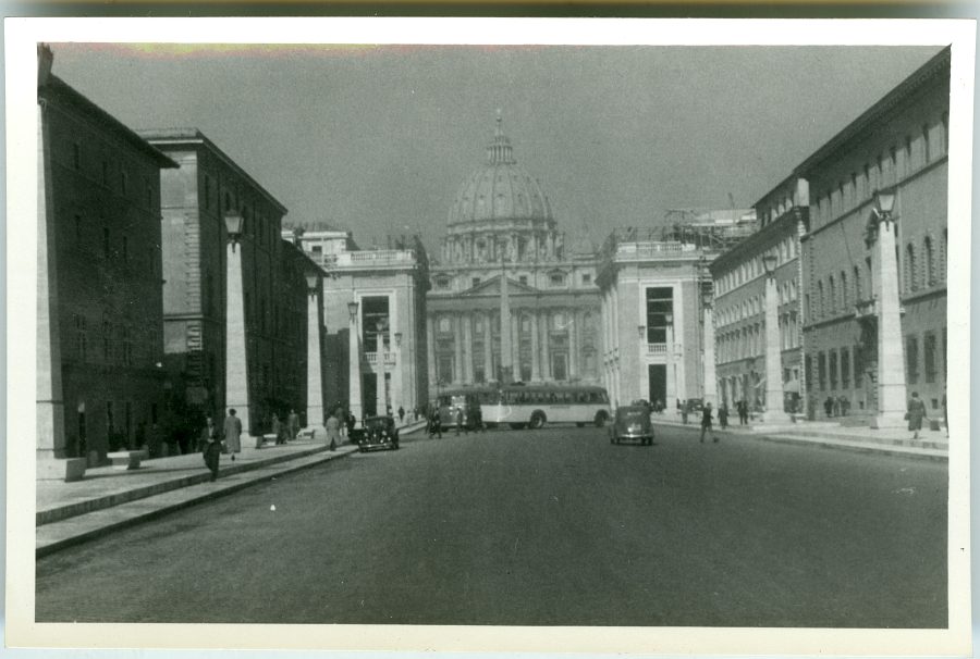 Vista de la fachada de San Pedro del Vaticano desde la via della Conciliazione