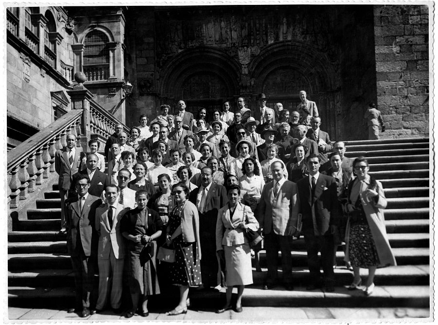 Retrato de un grupo de congresistas frente a la puerta de las Platerías de la Catedral de Santiago de Compostela