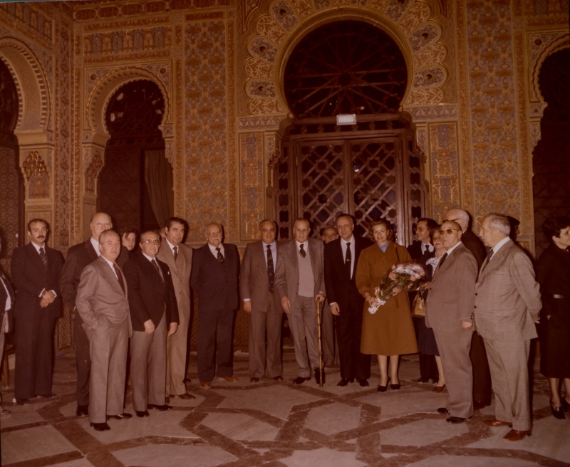 Ricardo de la Cierva, ministro de Cultura, con un grupo de políticos murcianos en el patio árabe del Casino de Murcia.