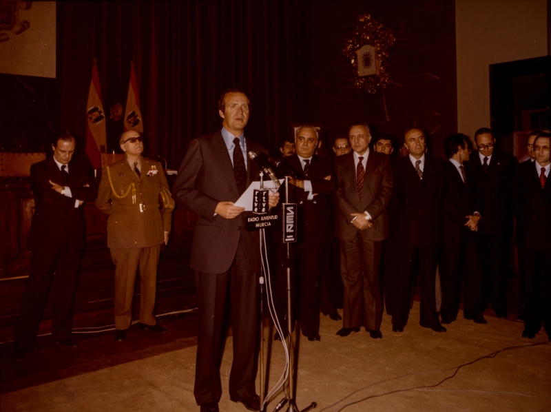 Reportaje fotográfico de la recepción del rey Juan Carlos I en el salón de actos de la Diputación Provincial de Murcia.