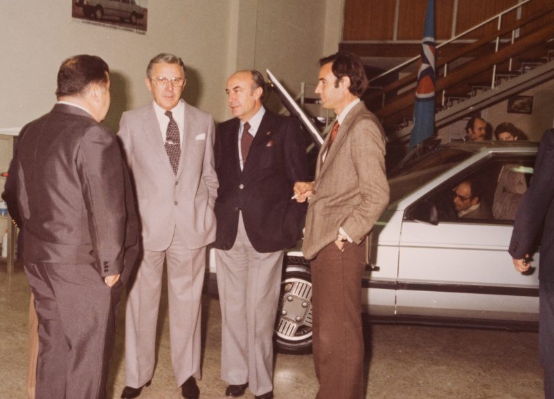 Antonio Pérez Crespo visita un concesionario de coches con motivo de la presentación de un modelo de Talbot.