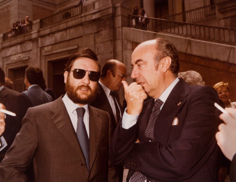 Antonio Pérez Crespo y Eugenio Nasarre junto al Museo del Prado durante la entrega de las Medallas de Oro al Mérito en las Bellas Artes de 1981.