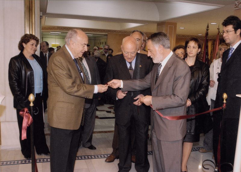 Antonio Pérez Crespo asiste a la inauguración de una exposición en la Asamblea Regional de Murcia.