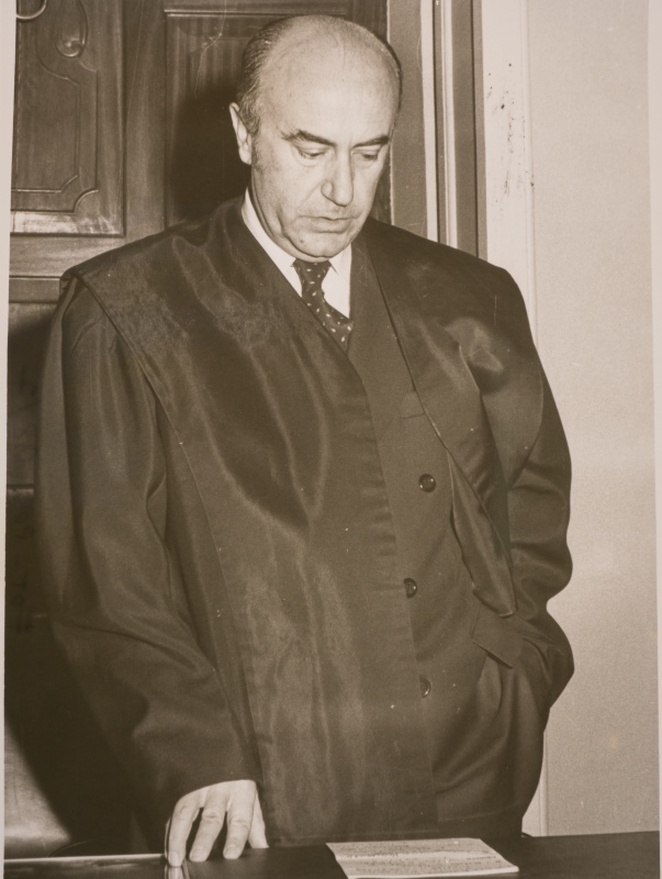 Antonio Pérez Crespo, con la toga de abogado, interviniendo en un tribunal, posiblemente la Audiencia Provincial de Murcia.