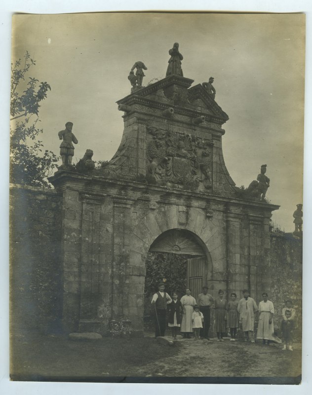 Portada del palacio de Bustamante, en Piélagos