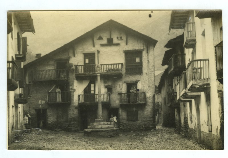 Plaza de la Cruz, de Esterri d'Àneu, fotografía del Archivo Mas