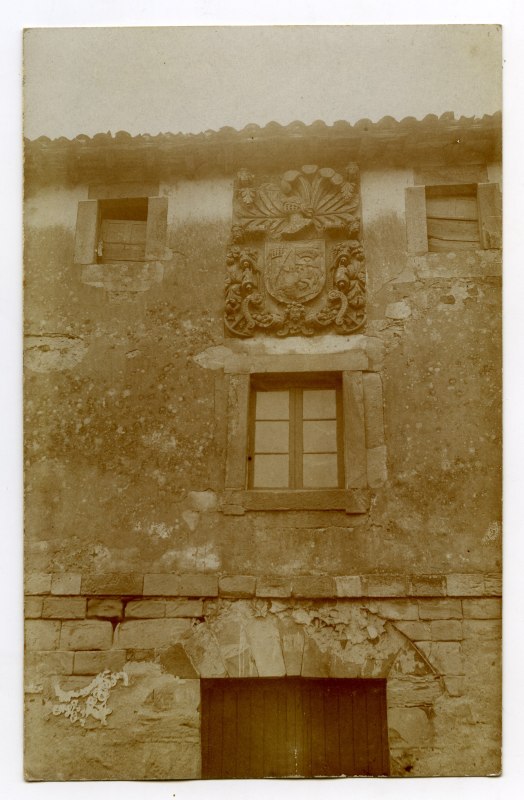 Fachada de una casa solariega, con escudo heráldico, en Colindres