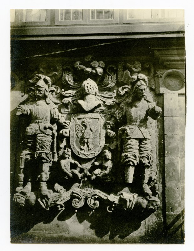 Detalle del escudo heráldico de la casa de los Hombrones en Santillana del Mar