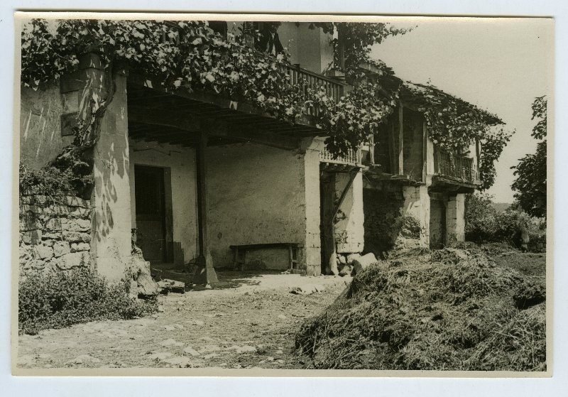 Casas en Pumalverde, municipio de Udías, fotografía original de Torres Balbás