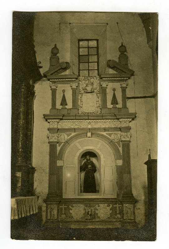 Retablo de la capilla de los Marquina y Alvarado, en la iglesia del convento de San Francisco de Laredo