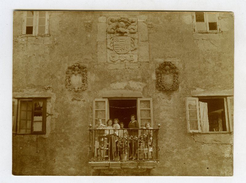 Detalle de la fachada de una casa, con escudos nobiliarios, en Laredo