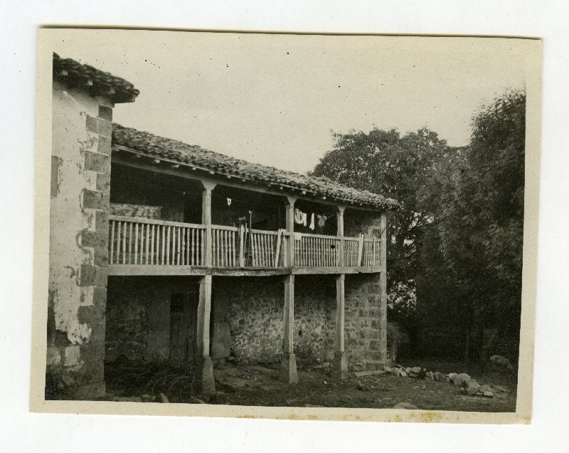 Vista de una casa, con galería de madera, en Rozas, municipio de Soba