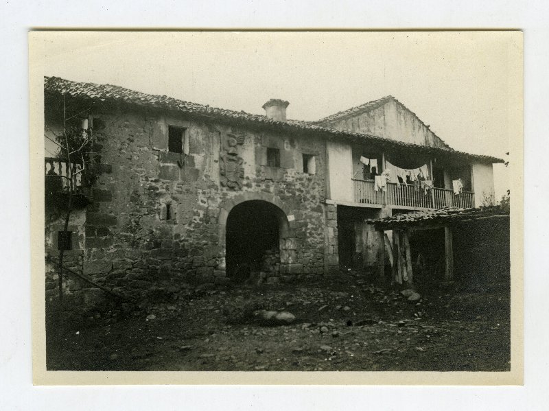 Fachada de una casa solariega, con escudo heráldico, en Cantabria