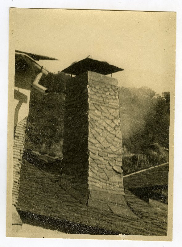 Detalle de la chimenea, revestida de pizarra, de una casa en Corbón del Sil