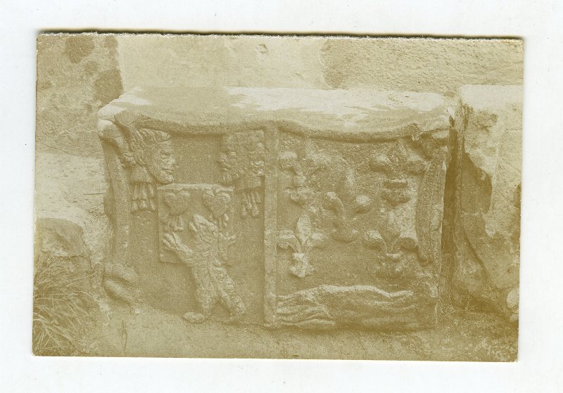 Parte de un escudo heráldico en piedra desmontado, originario de la localidad de Limpias, Cantabria