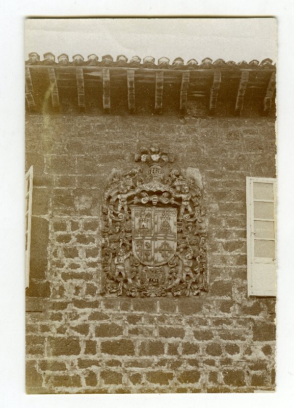 Escudo heráldico en la fachada de la casa de la familia Tagle en Laredo