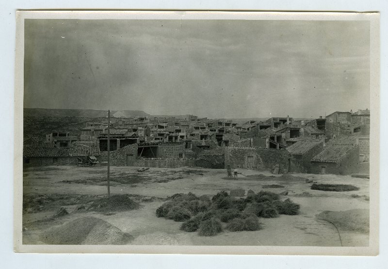 Vista general de la localidad de Escatrón, fotografía original de Torres Balbás