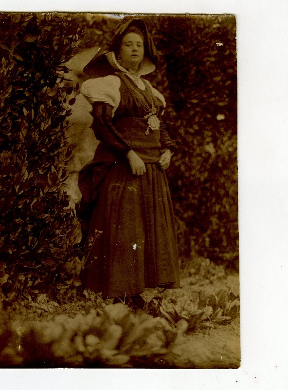 Mujer joven del valle de Hecho ataviada con traje tradicional