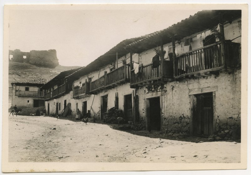 Vista de un conjunto de casas con balcones de madera en la localidad de San Leonardo