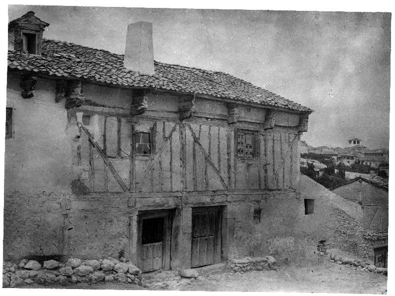 Vista de una casa tradicional con entramado de madera en Cúellar, fotografía original de Torres Balbás